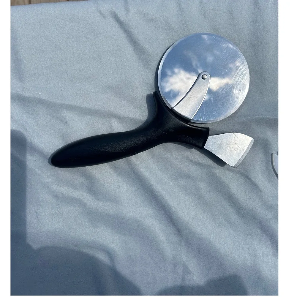 Pampered Chef Pizza Cutter Wheel with Crust Cutter Black Handle & Blade Guard